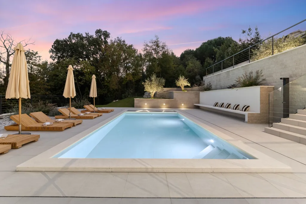 Modern 4-Bedroom Villa with Spacious Yard in Poljane