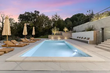 Modern 4-Bedroom Villa with Spacious Yard in Poljane