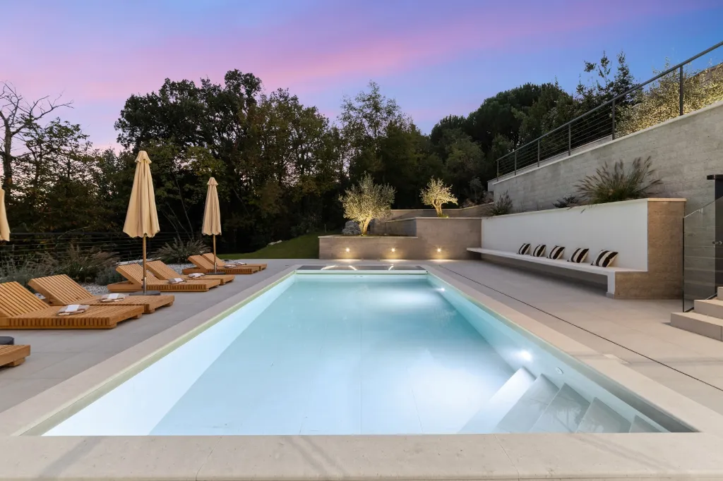 Modern 4-Bedroom Villa with Spacious Yard in Poljane