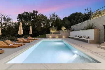 Modern 4-Bedroom Villa with Spacious Yard in Poljane