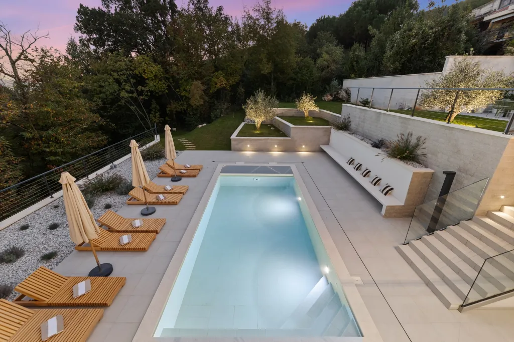 Modern 4-Bedroom Villa with Spacious Yard in Poljane