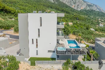 Modern Villa Retreat with Spacious Yard in Makarska
