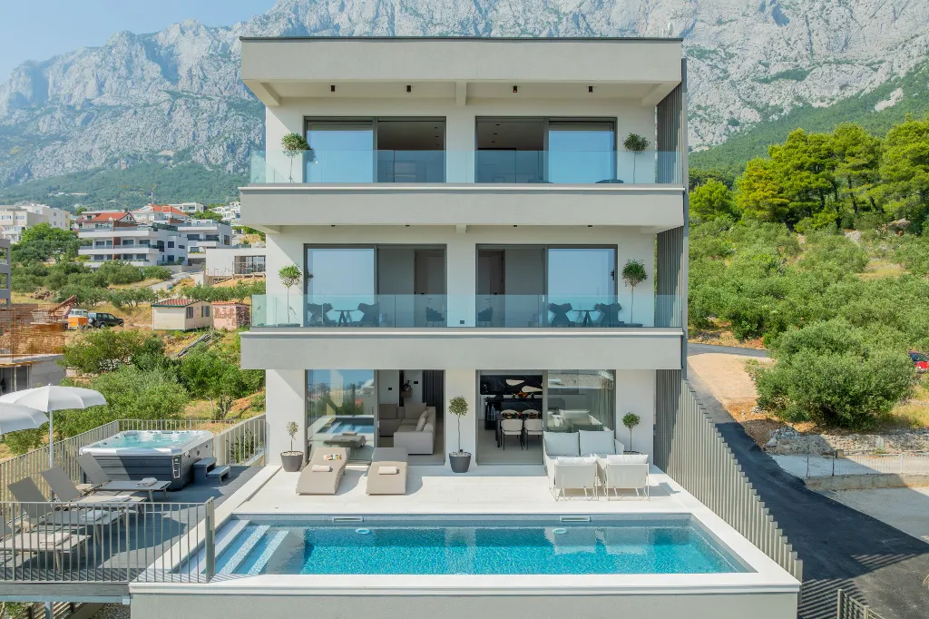 Modern Villa Retreat with Spacious Yard in Makarska
