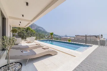 Modern Villa Retreat with Spacious Yard in Makarska