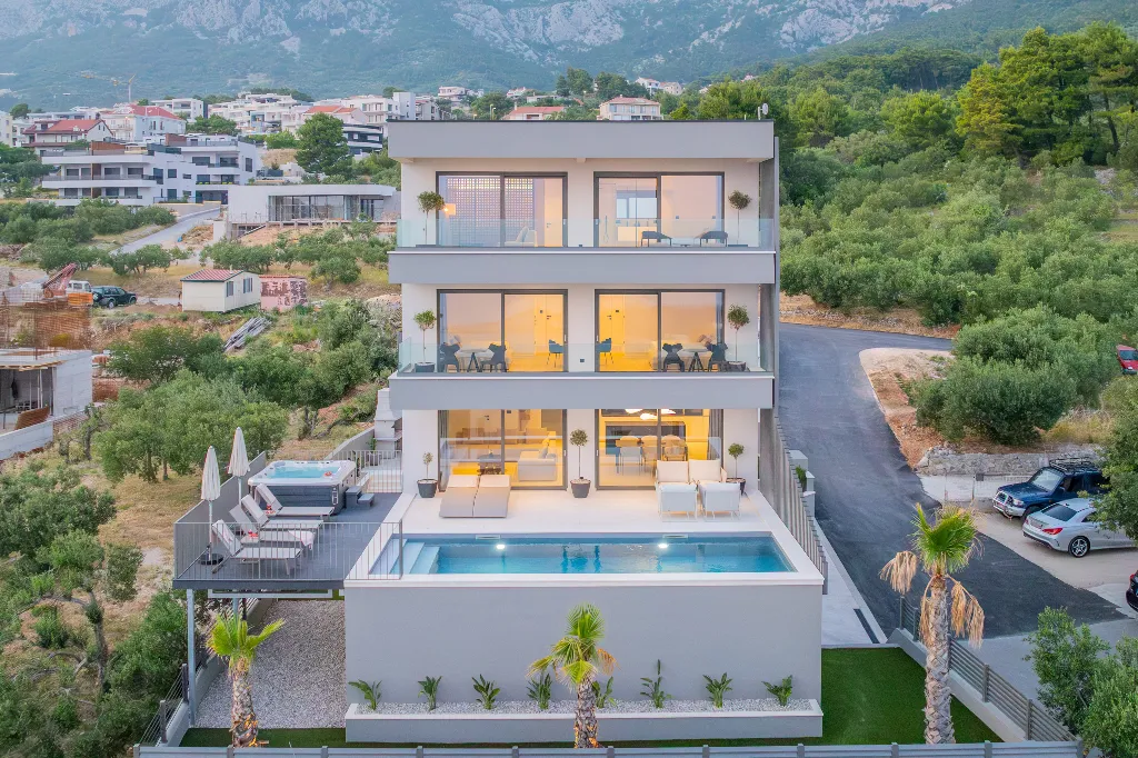 Modern Villa Retreat with Spacious Yard in Makarska