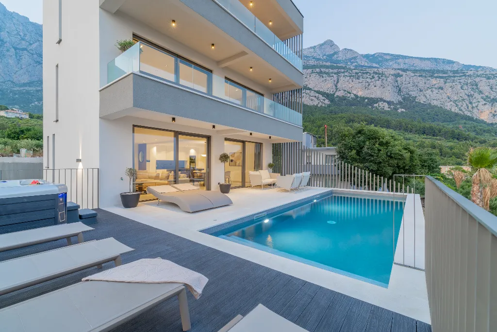 Modern Villa Retreat with Spacious Yard in Makarska