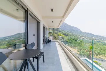 Modern Villa Retreat with Spacious Yard in Makarska