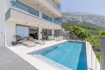 Modern Villa Retreat with Spacious Yard in Makarska