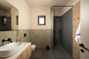 8-Bedroom Villa in Vodnjan for Up to 16 Guests