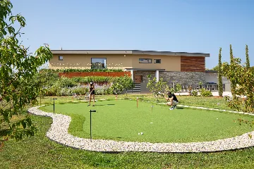 8-Bedroom Villa in Vodnjan for Up to 16 Guests