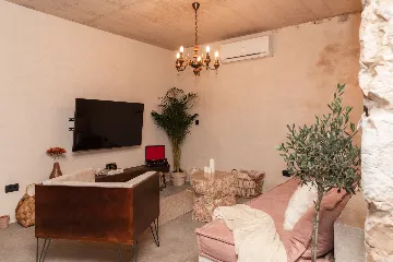 Modern Villa with Pool and Sauna in Gornji Humac