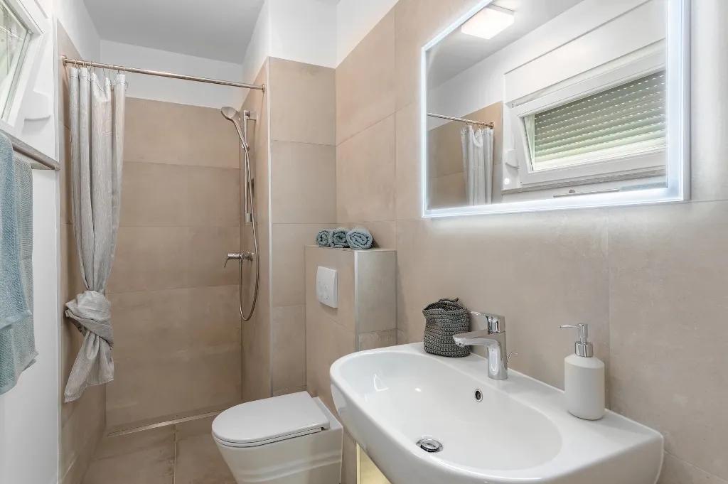Contemporary Villa Retreat with Pool in Ližnjan