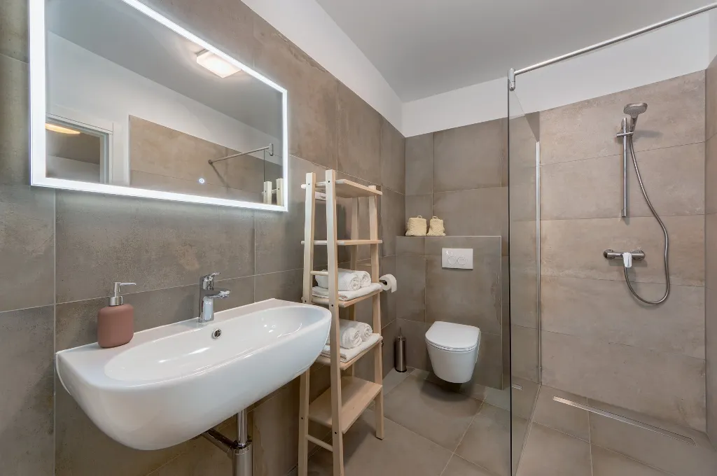 Contemporary Villa Retreat with Pool in Ližnjan