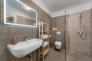 Contemporary Villa Retreat with Pool in Ližnjan