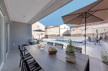 Contemporary Villa Retreat with Pool in Ližnjan