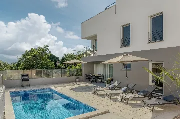 Contemporary Villa Retreat with Pool in Ližnjan