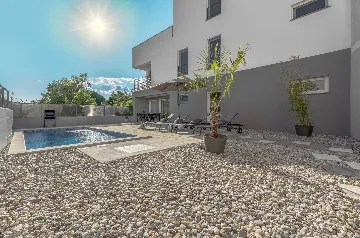 Contemporary Villa Retreat with Pool in Ližnjan