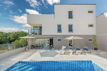 Contemporary Villa Retreat with Pool in Ližnjan