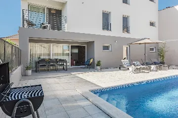 Contemporary Villa Retreat with Pool in Ližnjan