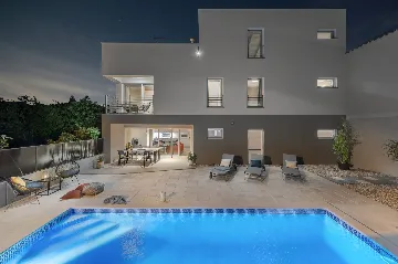 Contemporary Villa Retreat with Pool in Ližnjan