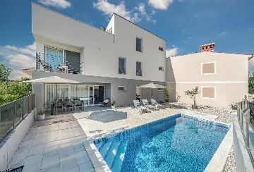 Contemporary Villa Retreat with Pool in Ližnjan