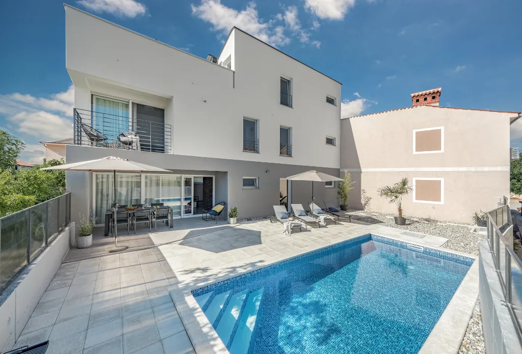 Contemporary Villa Retreat with Pool in Ližnjan