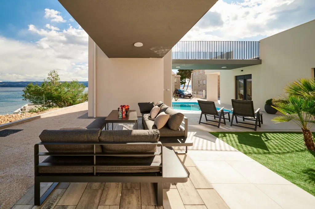 Modern 6-Bedroom Villa with Pool, Dugi Rat