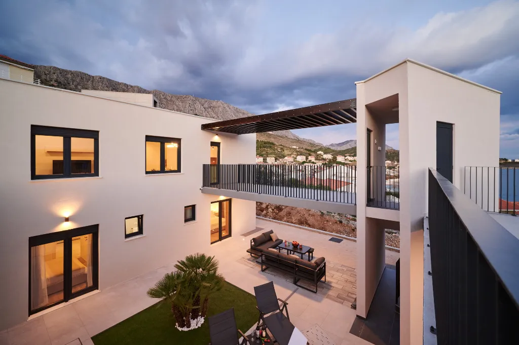 Modern 6-Bedroom Villa with Pool, Dugi Rat