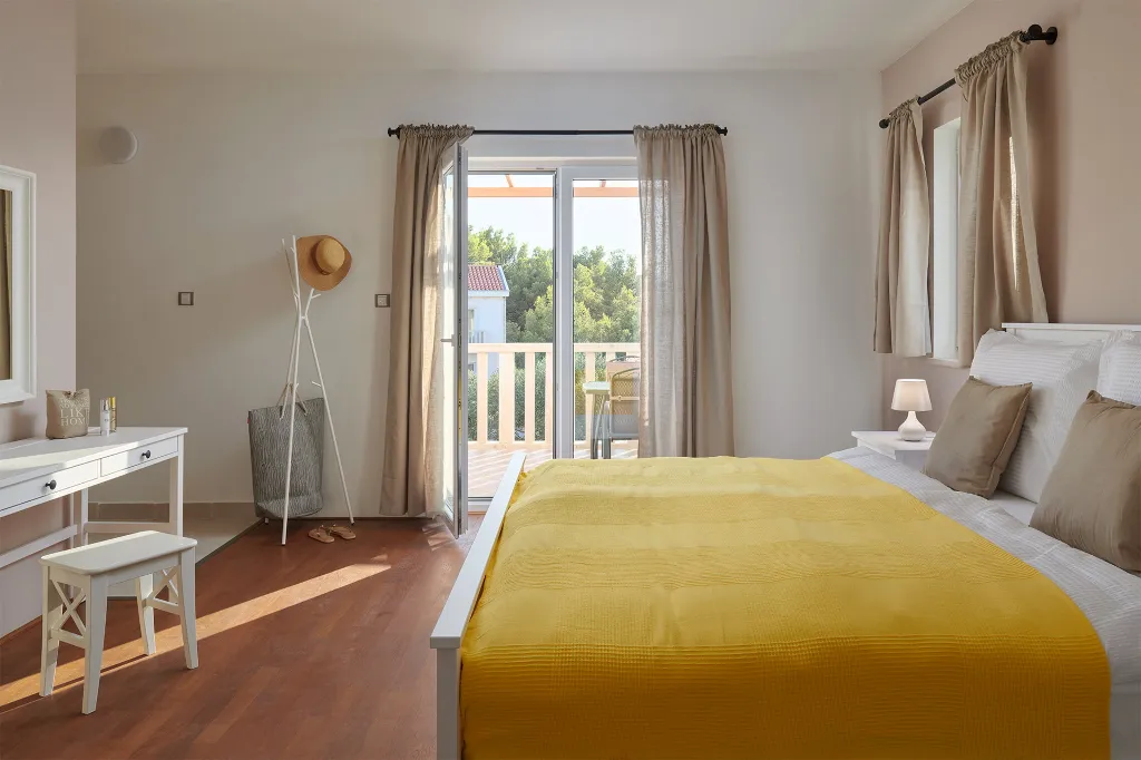 Spacious Family Villa with Pool in Stari Grad