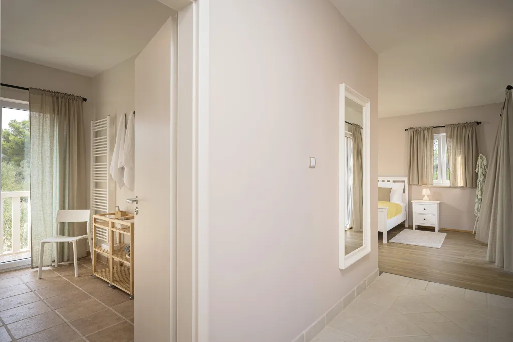 Spacious Family Villa with Pool in Stari Grad