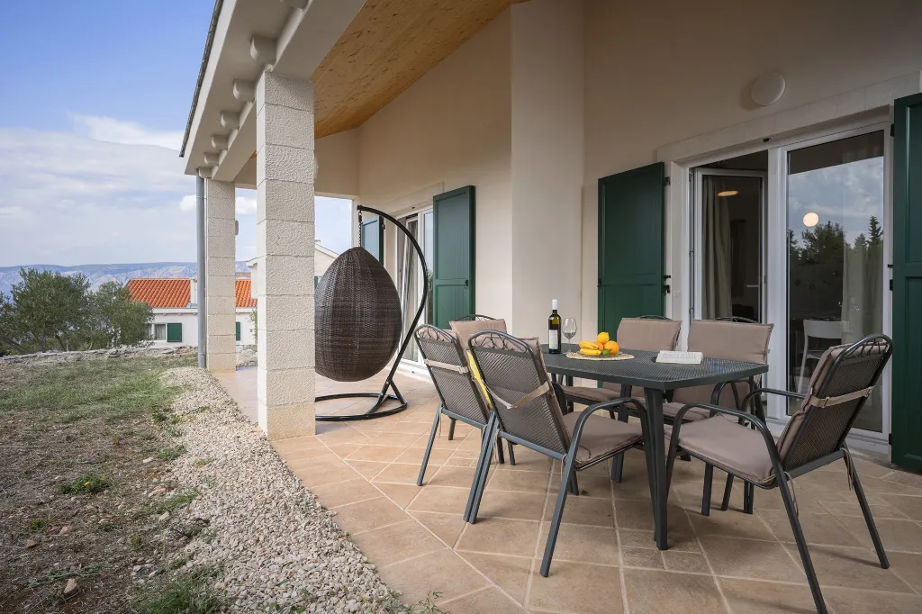 Spacious Family Villa with Pool in Stari Grad