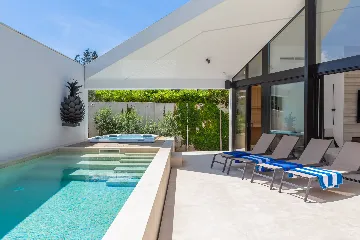 Contemporary Seaside Villa with Pool in Sutivan