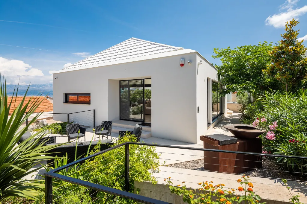Contemporary Seaside Villa with Pool in Sutivan