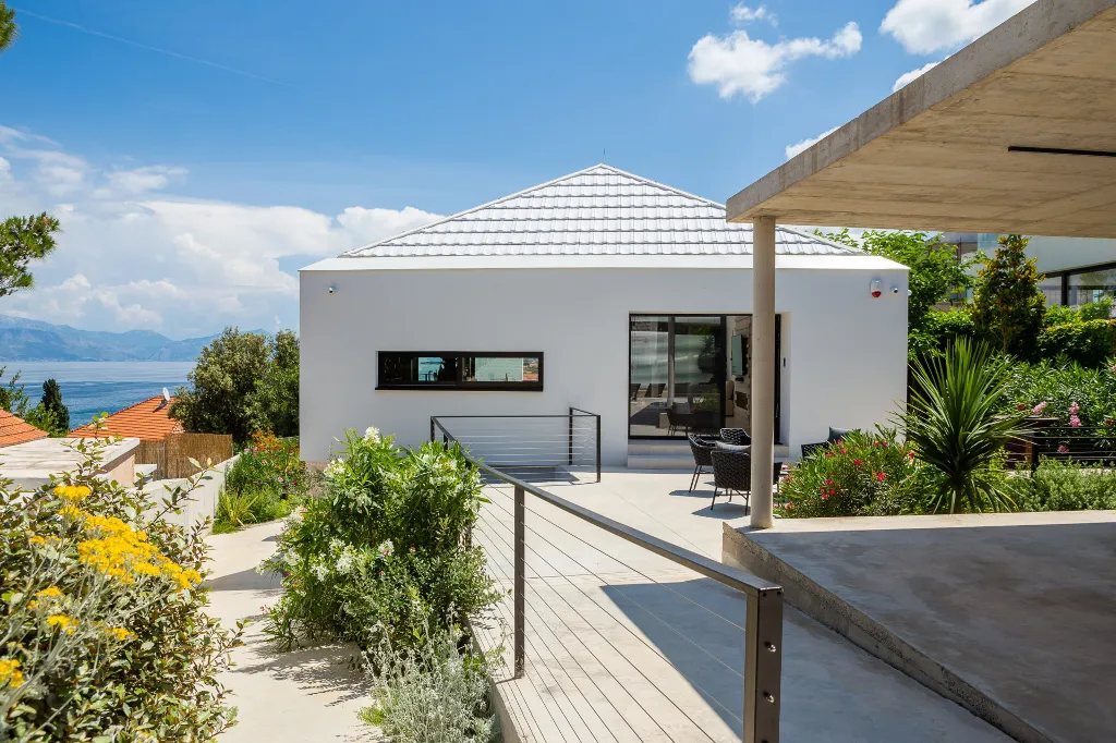 Contemporary Seaside Villa with Pool in Sutivan