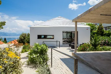 Contemporary Seaside Villa with Pool in Sutivan