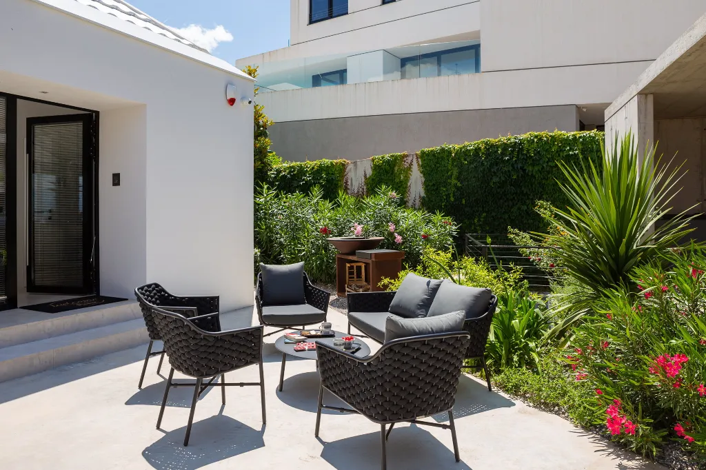 Contemporary Seaside Villa with Pool in Sutivan