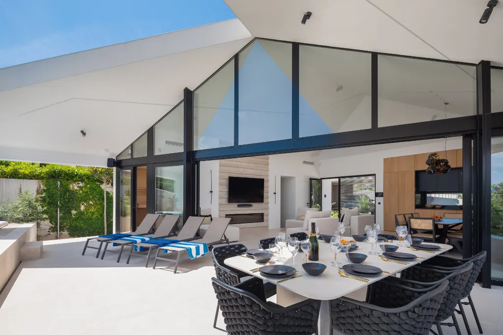 Contemporary Seaside Villa with Pool in Sutivan