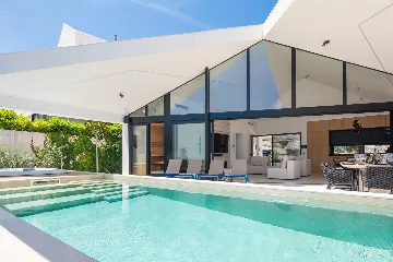 Contemporary Seaside Villa with Pool in Sutivan