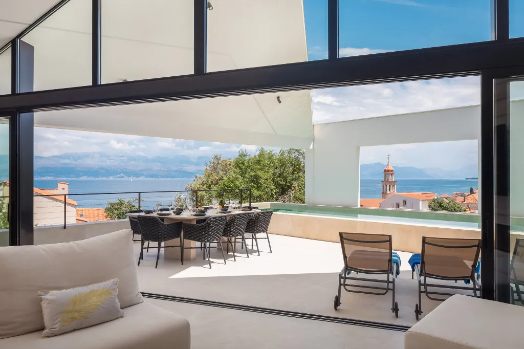 Contemporary Seaside Villa with Pool in Sutivan