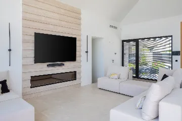 Contemporary Seaside Villa with Pool in Sutivan