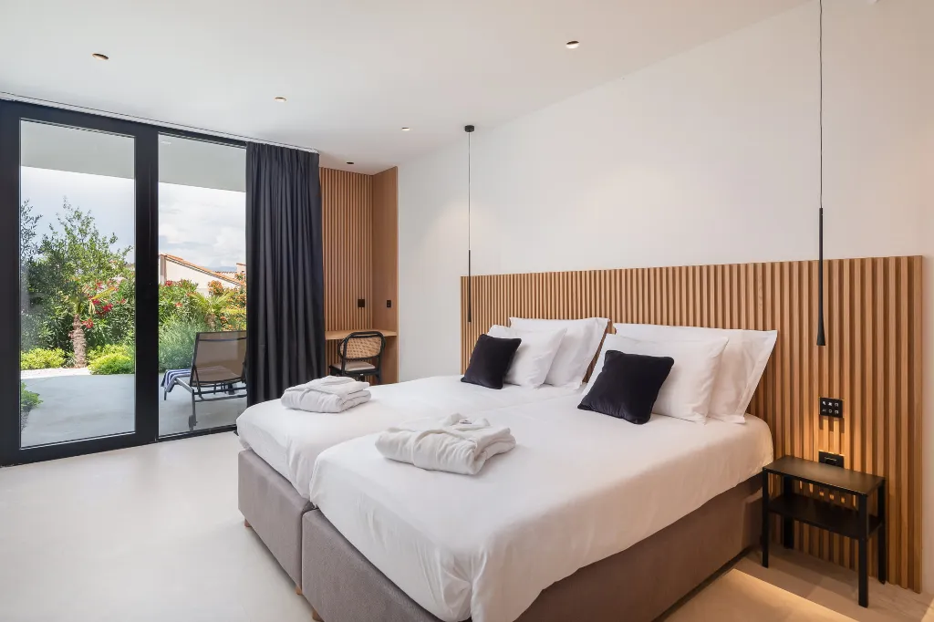 Contemporary Seaside Villa with Pool in Sutivan