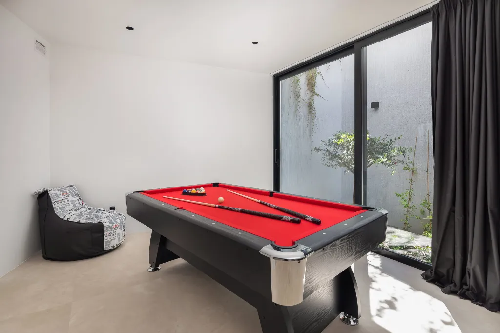 Contemporary Seaside Villa with Pool in Sutivan