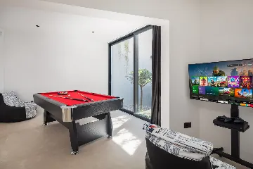 Contemporary Seaside Villa with Pool in Sutivan