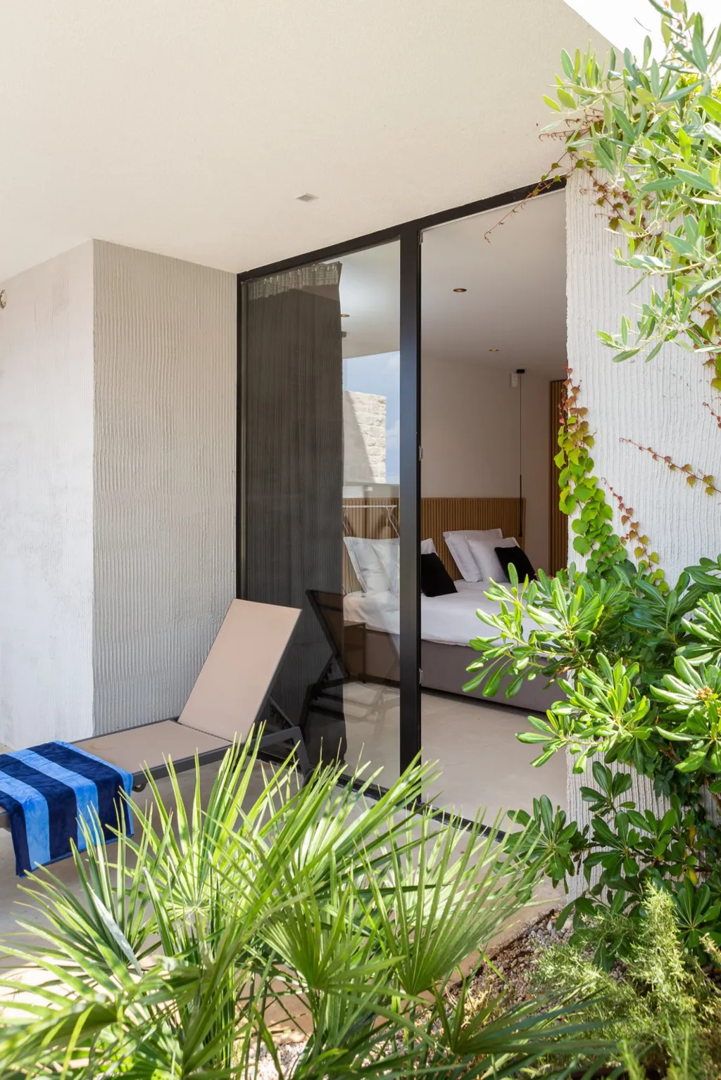 Contemporary Seaside Villa with Pool in Sutivan
