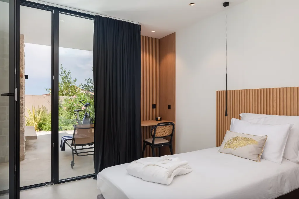 Contemporary Seaside Villa with Pool in Sutivan
