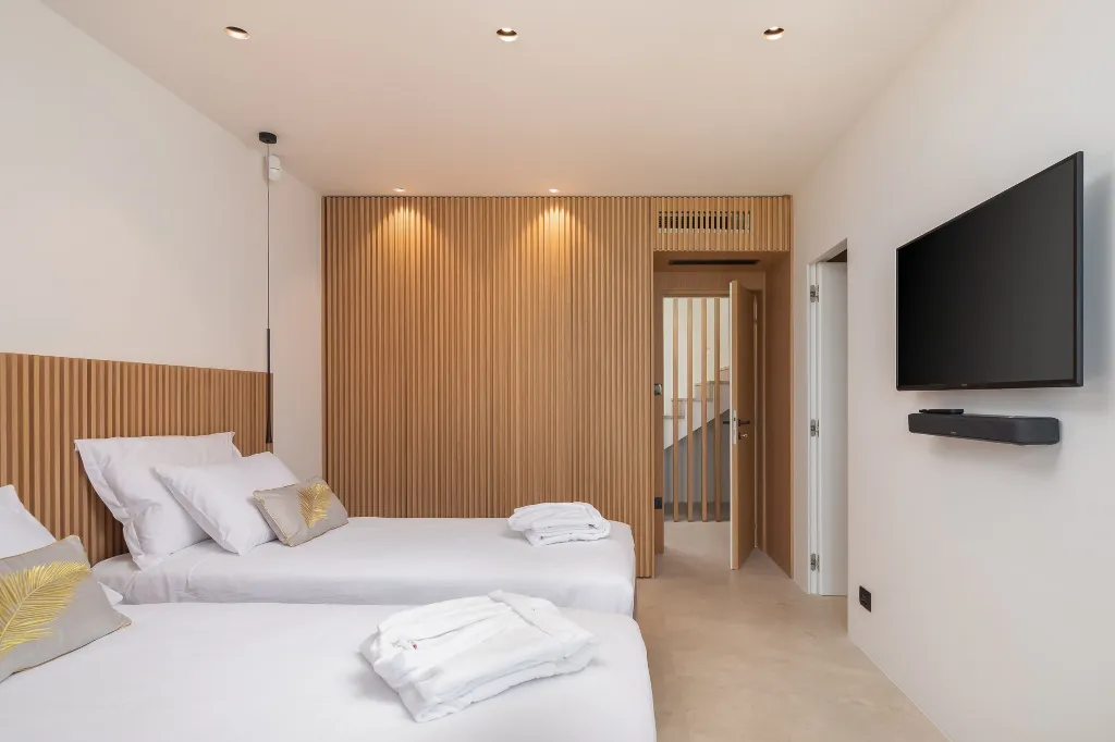 Contemporary Seaside Villa with Pool in Sutivan