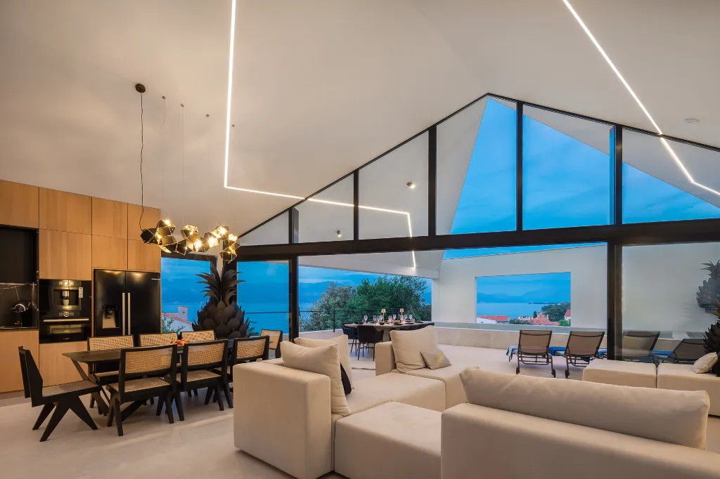 Contemporary Seaside Villa with Pool in Sutivan