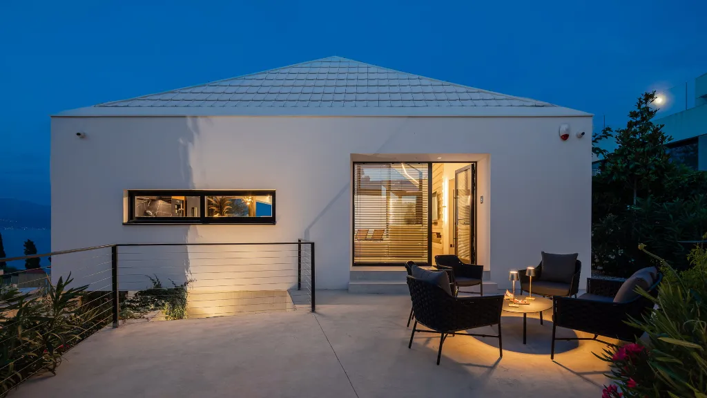 Contemporary Seaside Villa with Pool in Sutivan