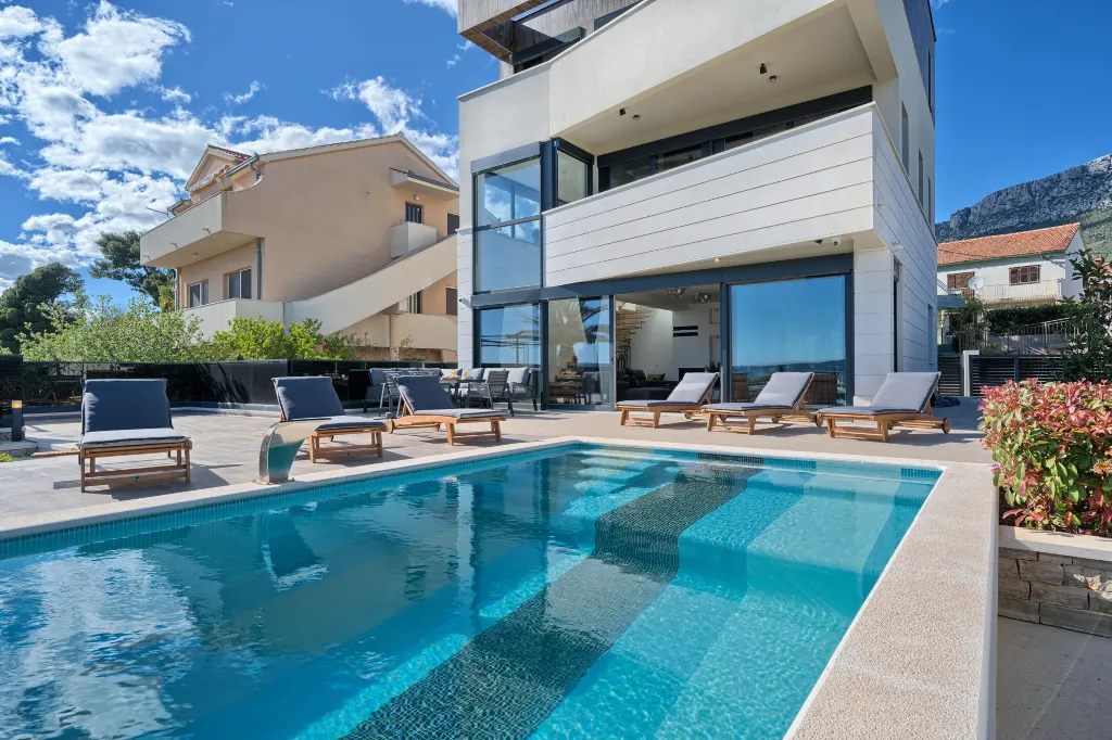 Seaside Infinity Villa in Kaštel Gomilica