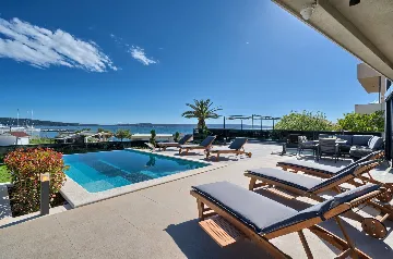 Seaside Infinity Villa in Kaštel Gomilica